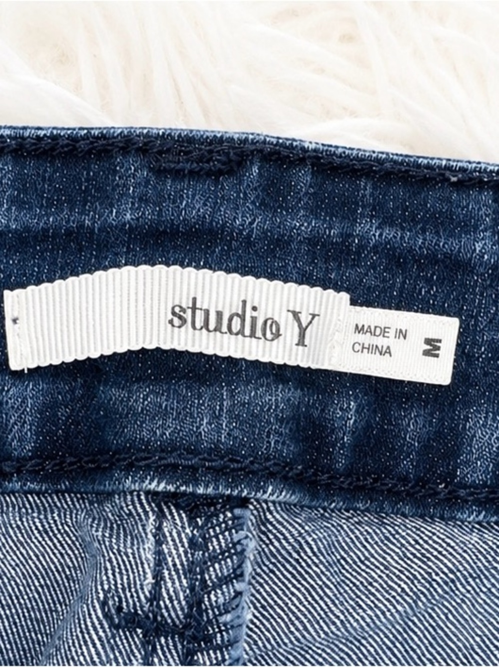Studio Y Embellished Pocket Cropped Jeans Size Medium Dark Wash Denim Capri Y2K - Picture 3 of 3